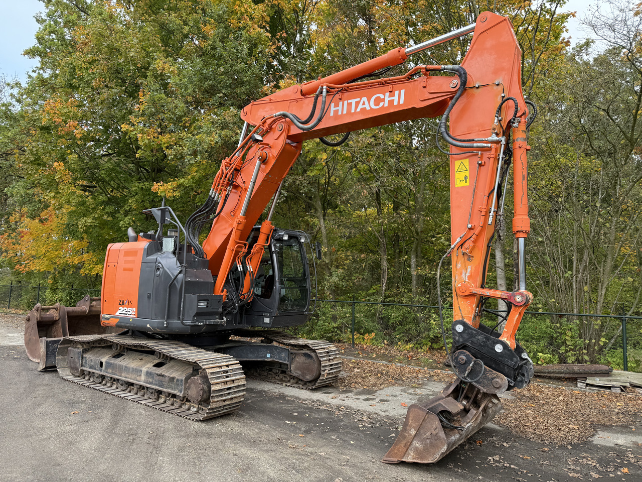 حفار زحاف Hitachi ZX225USLC-6: صورة 6