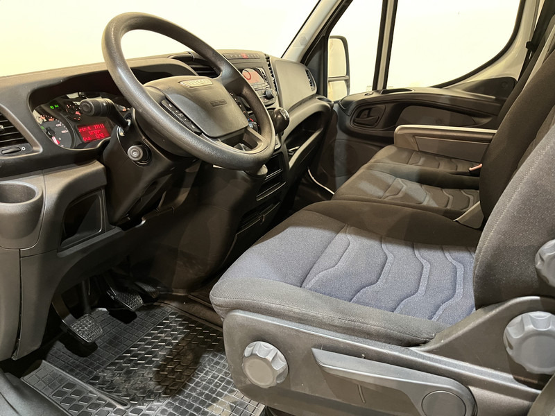 Iveco Daily 35S18 3.0 410 Open Laadbak / Hiab 022-2 Duo kraan / Euro 6 / Airco / Trekhaak 3500 KG / Cruise Control / 3-Zits / 52.750 KM !! - شاحنة مفتوحة: صورة 5 Iveco Daily 35S18 3.0 410 Open Laadbak / Hiab 022-2 Duo kraan / Euro 6 / Airco / Trekhaak 3500 KG / Cruise Control / 3-Zits / 52.750 KM !! - شاحنة مفتوحة: صورة 5