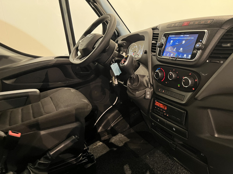 Iveco Daily 35S18 3.0 BE Clixtar Automaat Bakwagen met Laadklep / Laadvermogen 3.060 KG / Euro 6 / Luchtvering / Airco / Camera / CarPlay / Cruise Control / - شاحنة مغلقة الصندوق: صورة 5 Iveco Daily 35S18 3.0 BE Clixtar Automaat Bakwagen met Laadklep / Laadvermogen 3.060 KG / Euro 6 / Luchtvering / Airco / Camera / CarPlay / Cruise Control / - شاحنة مغلقة الصندوق: صورة 5