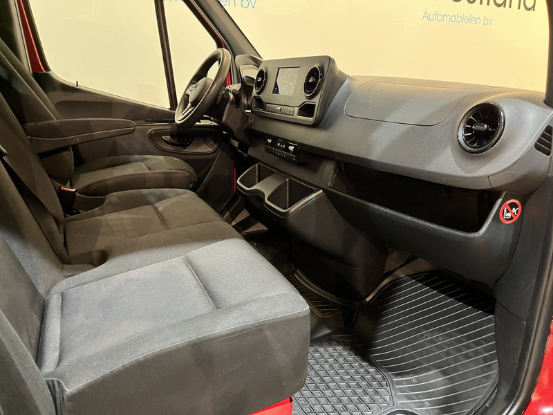 Interior photo 3: شاحنة مفتوحة Mercedes-Benz Sprinter 317 CDI L2 RWD Automaat Open Laadbak / Euro 6 / Trekhaak 3500 KG / Airco / Cruise Control / CarPlay / Navigatie / 64.150 KM !! / BPM VRIJ !!