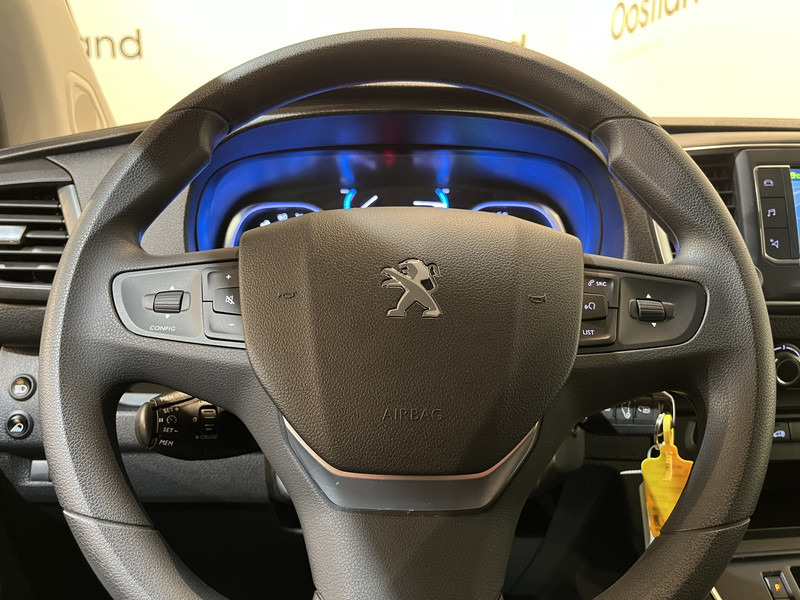 Peugeot e-Expert EV L2 75 kWh Servicebus / Inrichting / 100% Elektrisch / Airco / 220V. / Trekhaak / Camera / Cruise Control / Navigatie / CarPlay / 3-Zits / 1.900 KM !! Peugeot e-Expert EV L2 75 kWh Servicebus / Inrichting / 100% Elektrisch / Airco / 220V. / Trekhaak / Camera / Cruise Control / Navigatie / CarPlay / 3-Zits / 1.900 KM !!: صورة 17