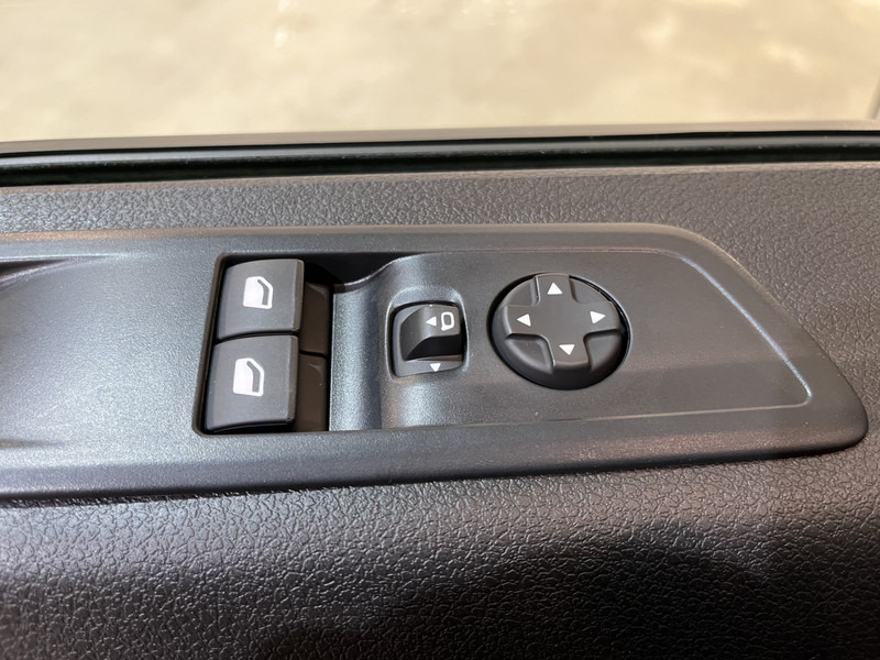 Peugeot e-Expert EV L2 75 kWh Servicebus / Inrichting / 100% Elektrisch / Airco / 220V. / Trekhaak / Camera / Cruise Control / Navigatie / CarPlay / 3-Zits / 1.900 KM !! Peugeot e-Expert EV L2 75 kWh Servicebus / Inrichting / 100% Elektrisch / Airco / 220V. / Trekhaak / Camera / Cruise Control / Navigatie / CarPlay / 3-Zits / 1.900 KM !!: صورة 18