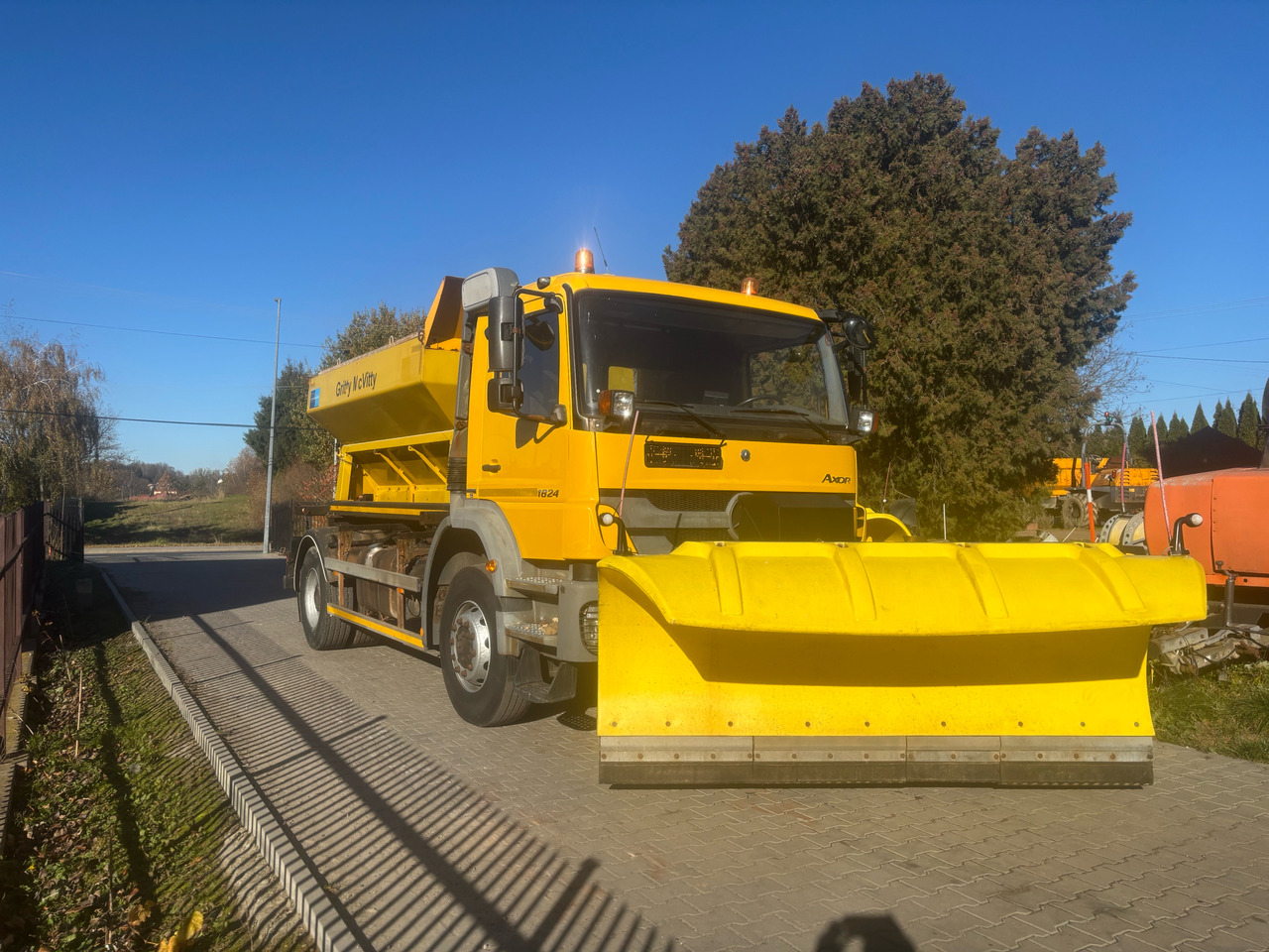Mercedes AXOR 1824 4x2 Spreader/Gritter/Plough - جرافة ثلج: صورة 2 Mercedes AXOR 1824 4x2 Spreader/Gritter/Plough - جرافة ثلج: صورة 2