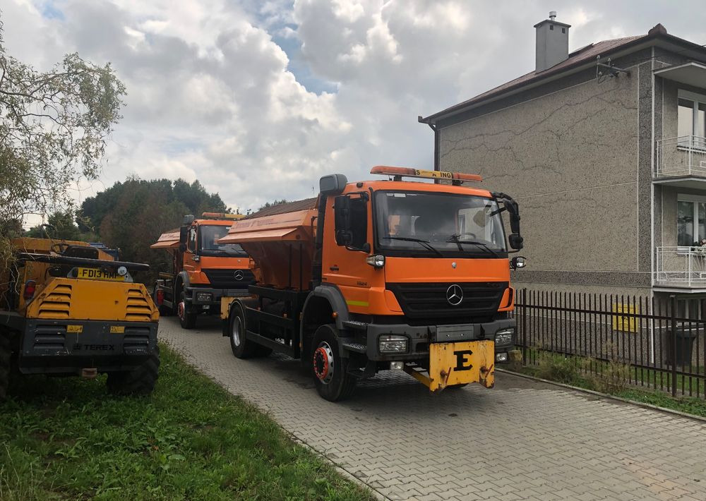 جرافة ثلج Mercedes-Benz Axor 1824 4x4 piaskarka solarka econ pług 2011 e5: صورة 16