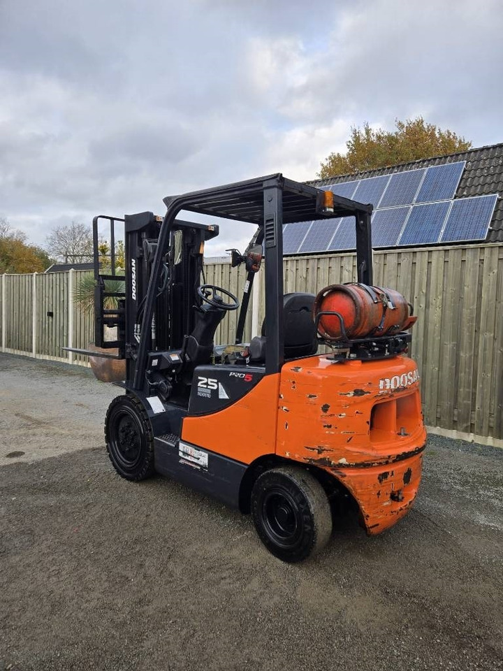Doosan G 25 E-5 - رافعة شوكية تعمل بالغاز: صورة 2 Doosan G 25 E-5 - رافعة شوكية تعمل بالغاز: صورة 2