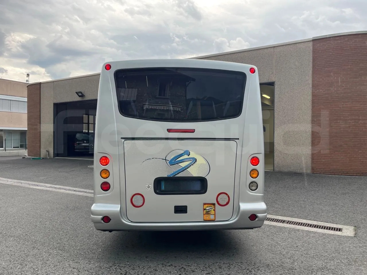 Mercedes-Benz MB 818 S - مركبة كوتش: صورة 5 Mercedes-Benz MB 818 S - مركبة كوتش: صورة 5