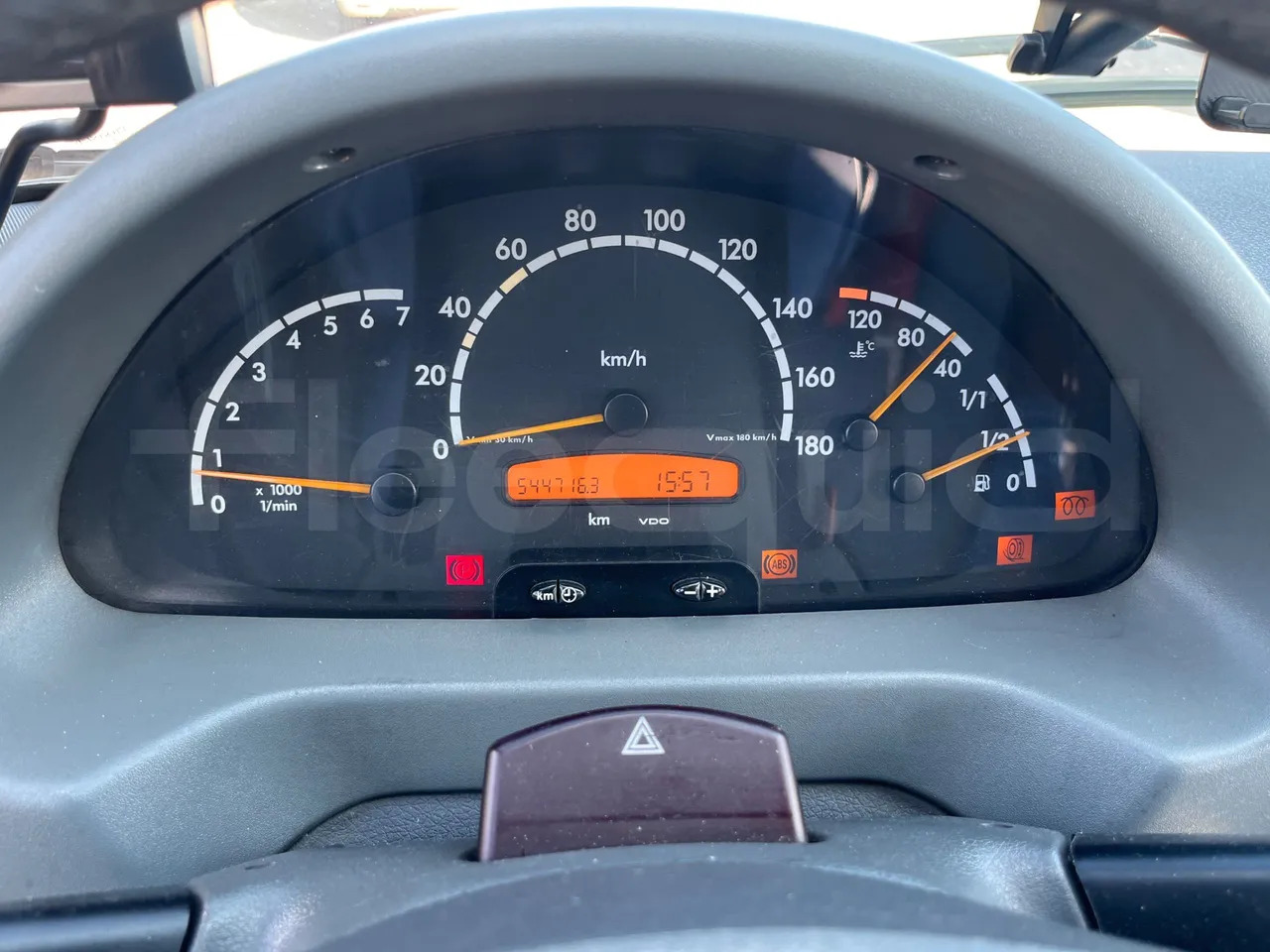 Mercedes-Benz Sprinter - حافلة سوبربان: صورة 3 Mercedes-Benz Sprinter - حافلة سوبربان: صورة 3
