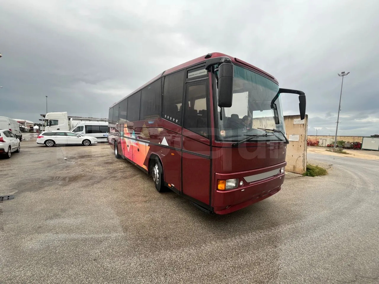 Volvo B12 - مركبة كوتش: صورة 1 Volvo B12 - مركبة كوتش: صورة 1