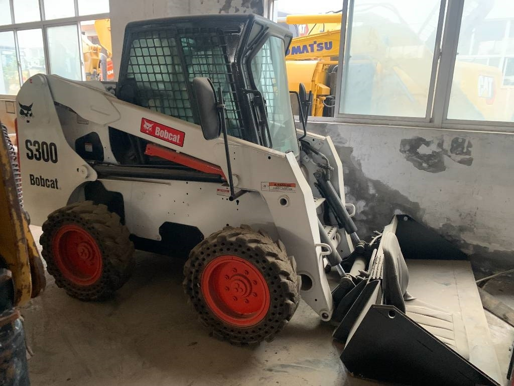 BOBCAT S 300 - شيول صغير: صورة 1 BOBCAT S 300 - شيول صغير: صورة 1