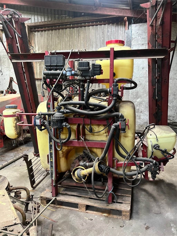 Hardi 800 L MED 12 BOM - بخاخ مركب على الجرار: صورة 1 Hardi 800 L MED 12 BOM - بخاخ مركب على الجرار: صورة 1