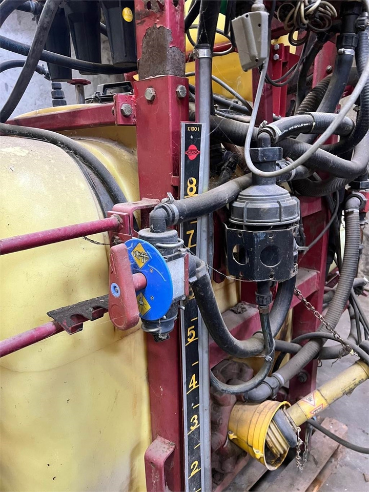 Hardi 800 L MED 12 BOM - بخاخ مركب على الجرار: صورة 4 Hardi 800 L MED 12 BOM - بخاخ مركب على الجرار: صورة 4