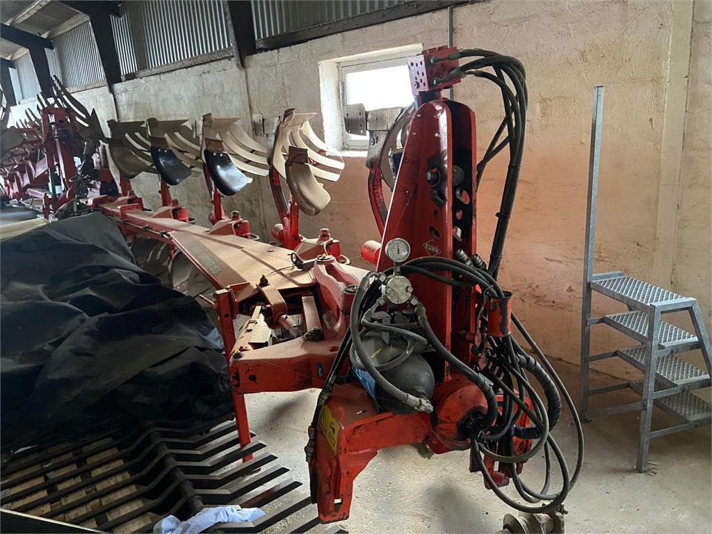 Kuhn VARI-MASTER 153 4+1  - محراث: صورة 1 Kuhn VARI-MASTER 153 4+1  - محراث: صورة 1