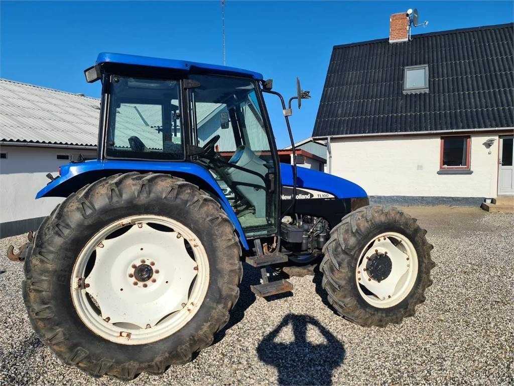 New Holland TL100-4WD - جرار: صورة 1 New Holland TL100-4WD - جرار: صورة 1