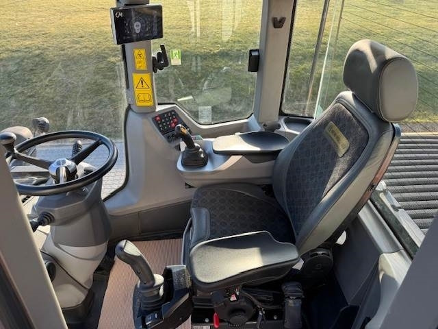 اللودر بعجل New Holland W170D2 TRIN 5-Z: صورة 12 اللودر بعجل New Holland W170D2 TRIN 5-Z: صورة 12