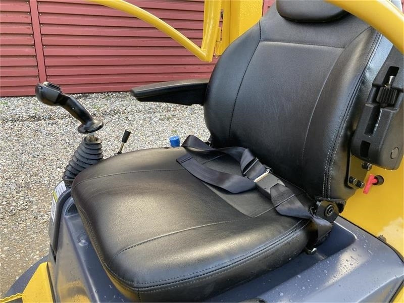 Eurotrac W11 med lang arm, skovl og gafler - لودر مفصلي صغير: صورة 4 Eurotrac W11 med lang arm, skovl og gafler - لودر مفصلي صغير: صورة 4