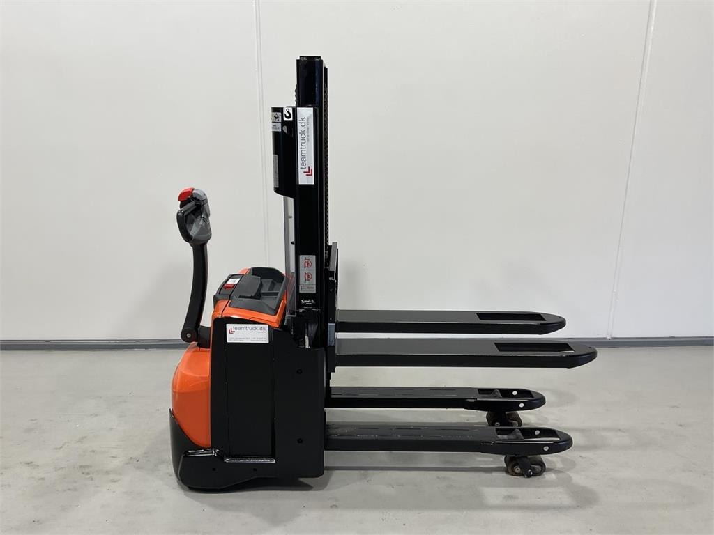 Toyota SWE200D - آلة التكديس: صورة 1 Toyota SWE200D - آلة التكديس: صورة 1