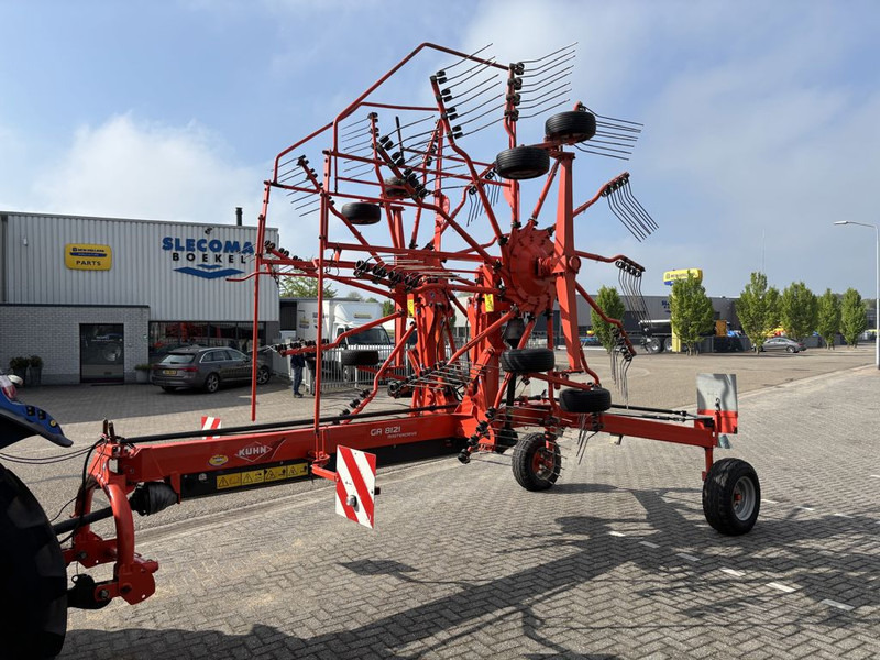 Kuhn GA8121 Cirkelhark - آلة تيبيس العشب/ آلة جمع العشب: صورة 1 Kuhn GA8121 Cirkelhark - آلة تيبيس العشب/ آلة جمع العشب: صورة 1