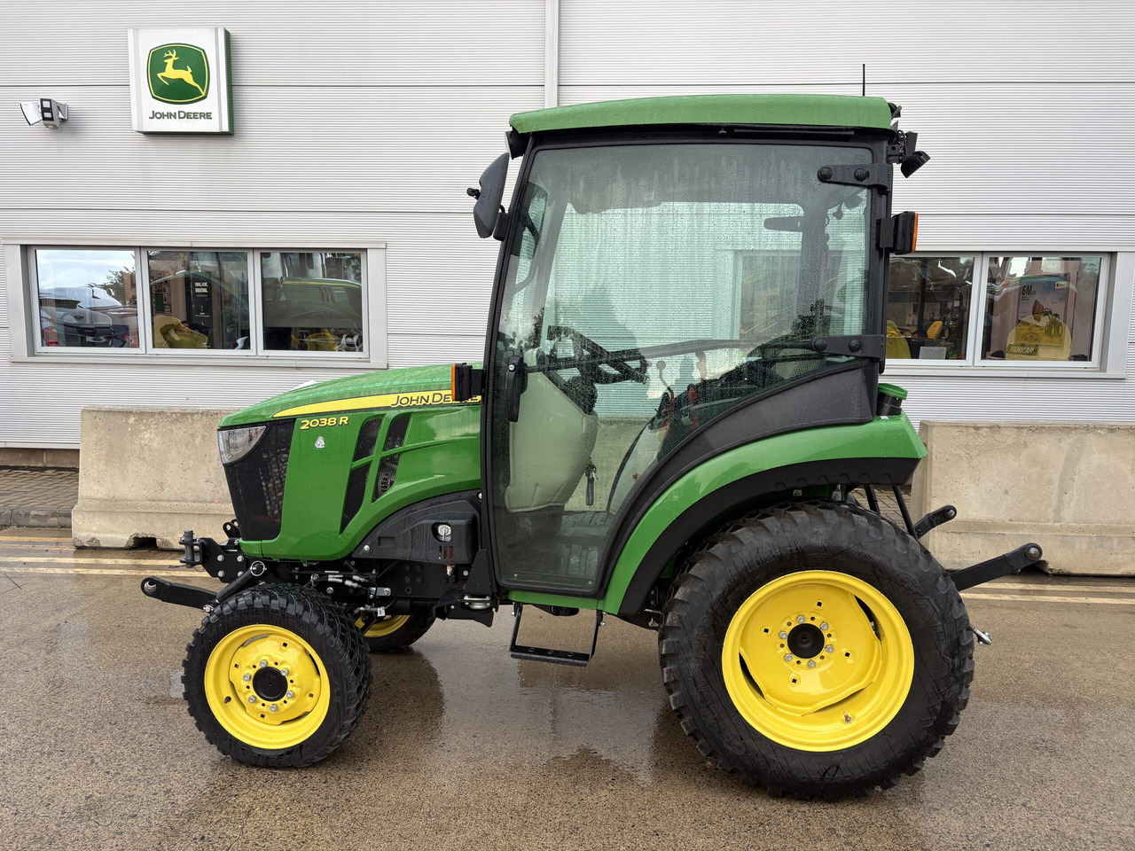 John Deere 2038R Compact Tractor - جرار صغير: صورة 1 John Deere 2038R Compact Tractor - جرار صغير: صورة 1