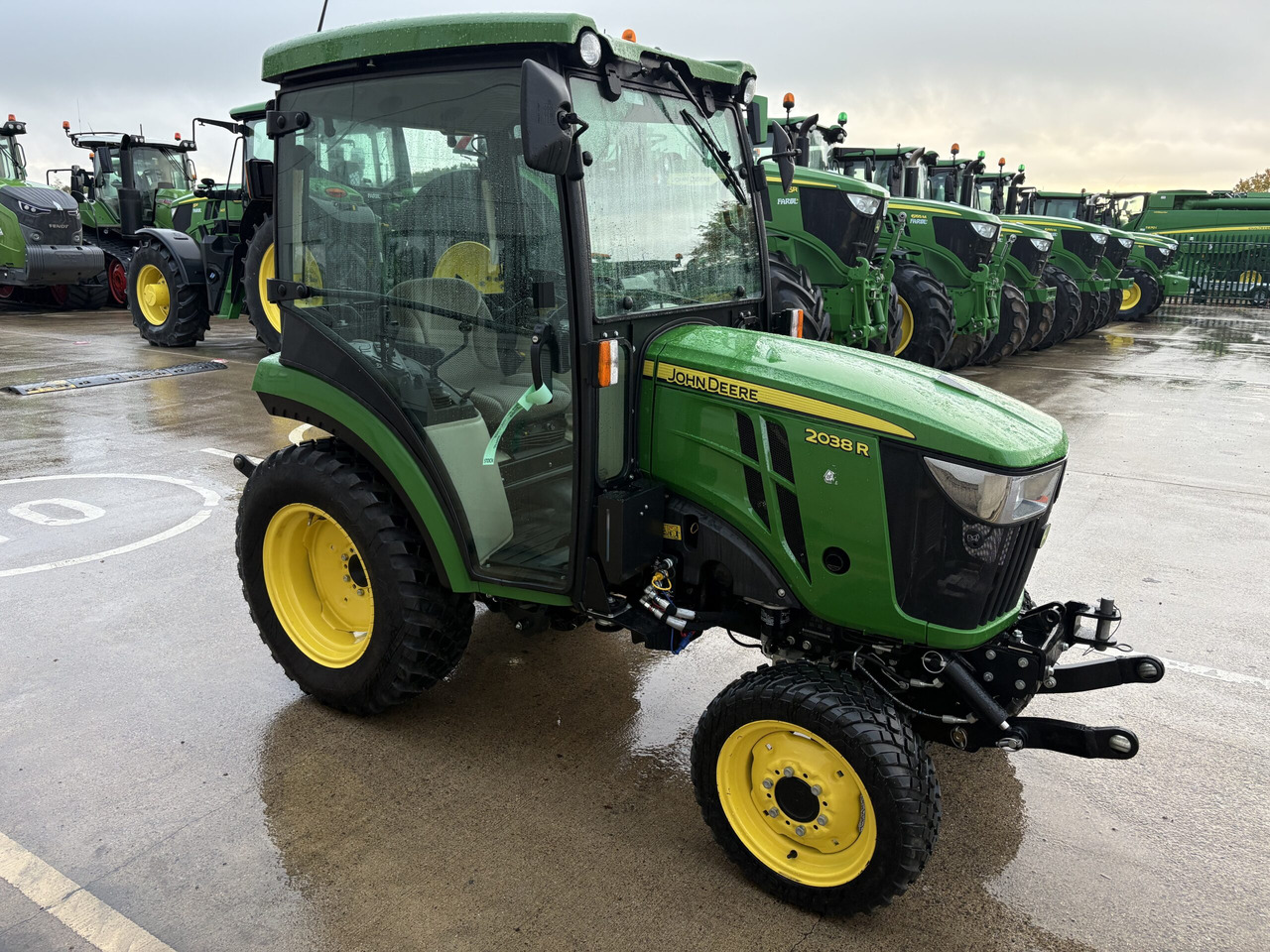 John Deere 2038R Compact Tractor - جرار صغير: صورة 3 John Deere 2038R Compact Tractor - جرار صغير: صورة 3