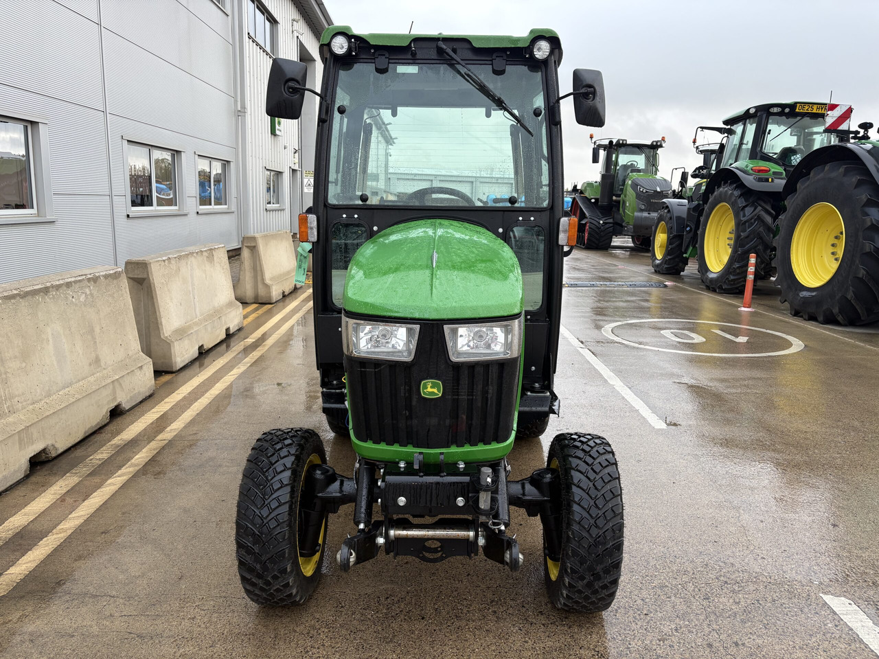John Deere 2038R Compact Tractor - جرار صغير: صورة 2 John Deere 2038R Compact Tractor - جرار صغير: صورة 2