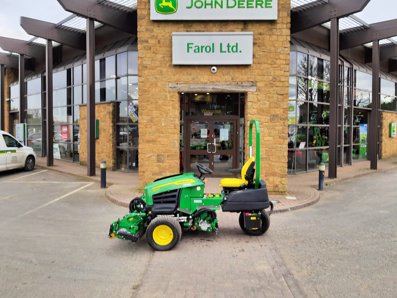 John Deere 2653B utility triple mower - جزازة أعشاب الحدائق: صورة 2 John Deere 2653B utility triple mower - جزازة أعشاب الحدائق: صورة 2