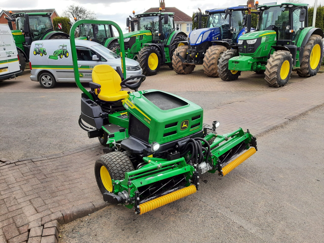 John Deere 2653B utility triple mower - جزازة أعشاب الحدائق: صورة 1 John Deere 2653B utility triple mower - جزازة أعشاب الحدائق: صورة 1