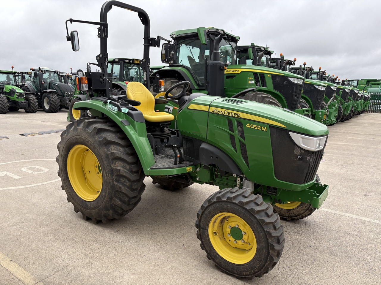 John Deere 4052M Compact Tractor - جرار صغير: صورة 3 John Deere 4052M Compact Tractor - جرار صغير: صورة 3