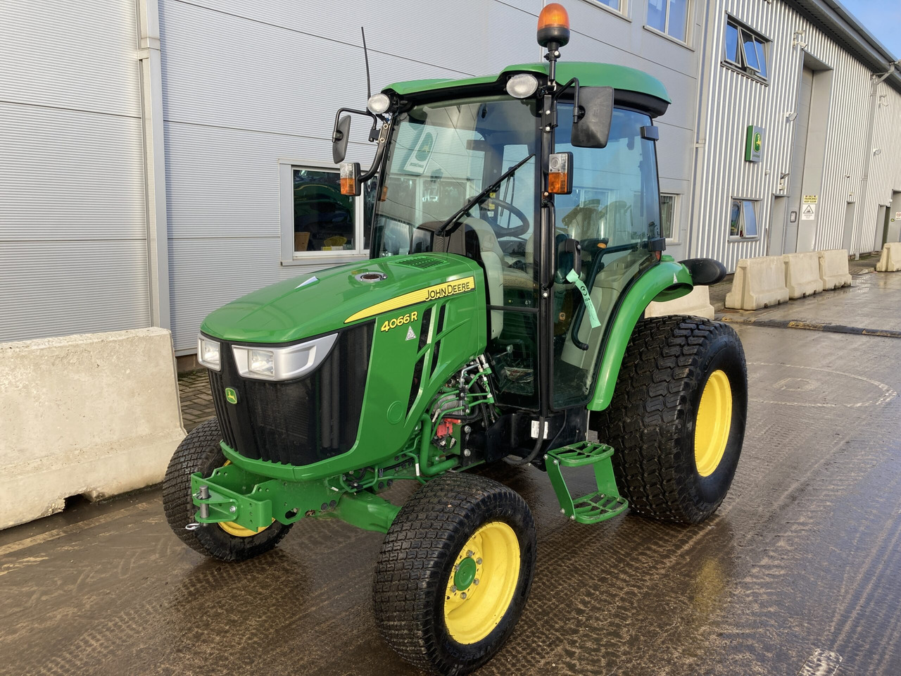 John Deere 4066R Compact Tractor - جرار صغير: صورة 1 John Deere 4066R Compact Tractor - جرار صغير: صورة 1