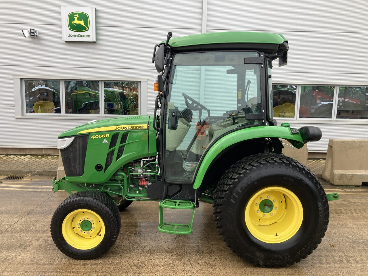 John Deere 4066R compact tractor - جرار صغير: صورة 2 John Deere 4066R compact tractor - جرار صغير: صورة 2