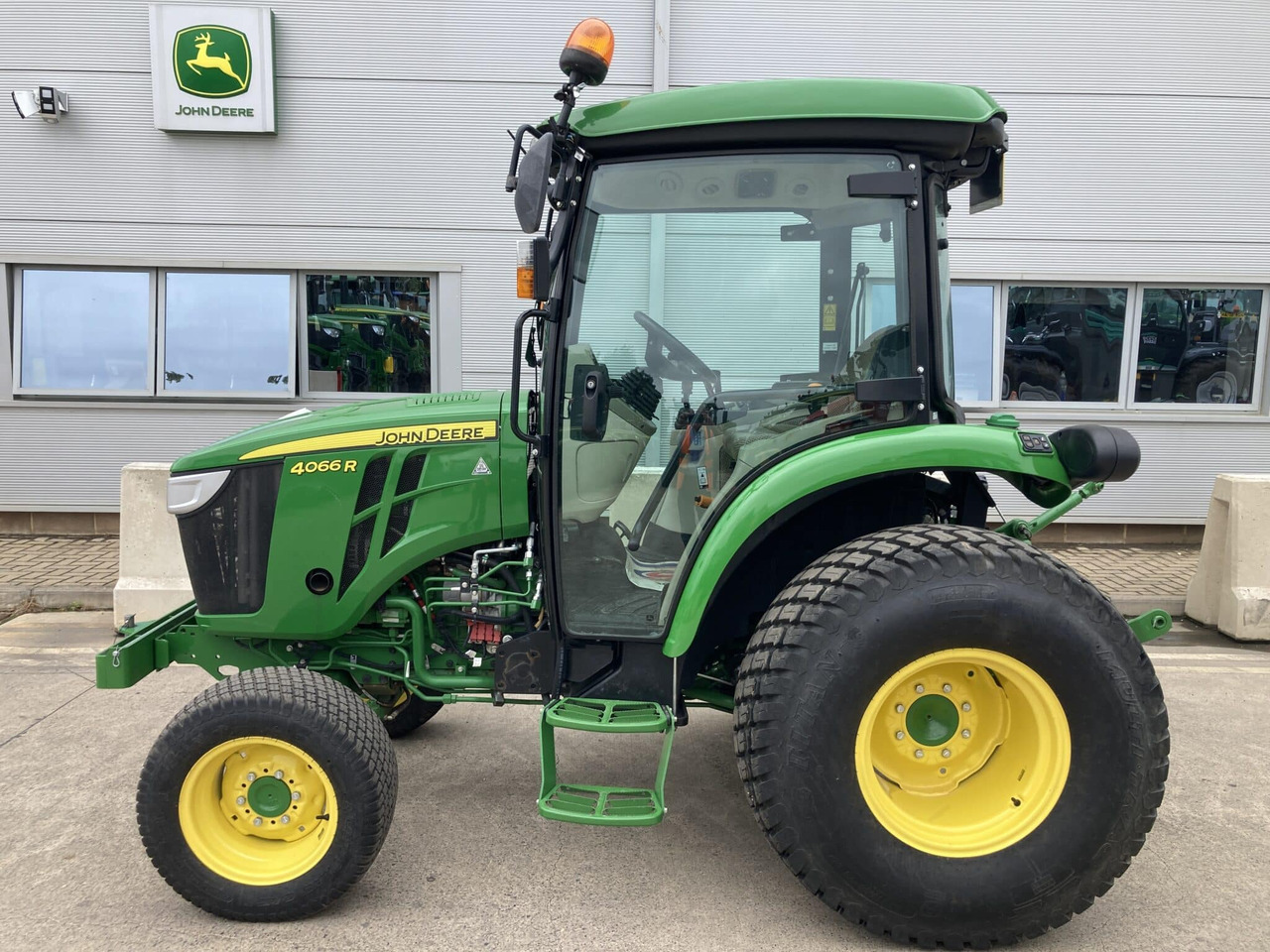 John Deere 4066R compact tractor - جرار صغير: صورة 2 John Deere 4066R compact tractor - جرار صغير: صورة 2