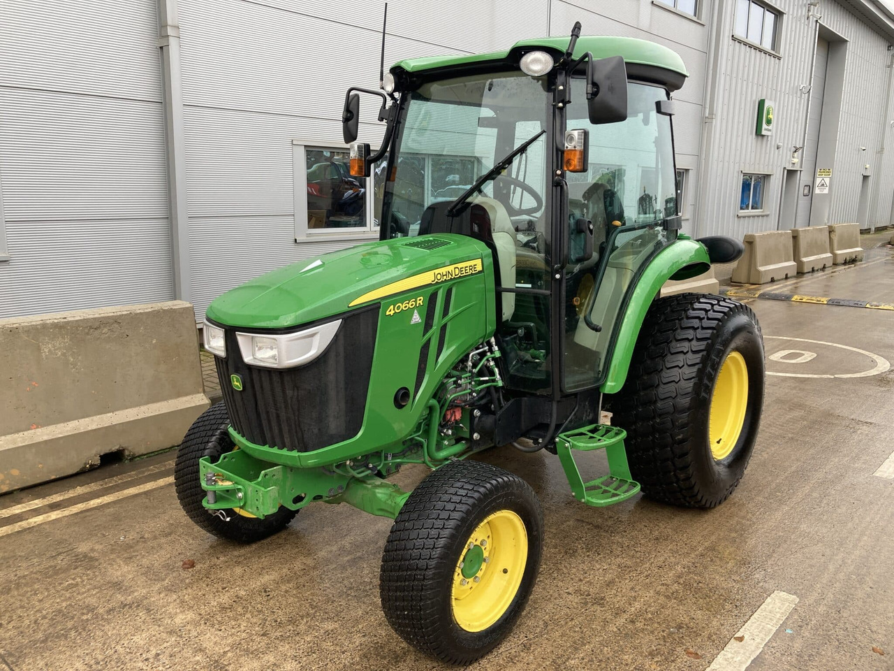 John Deere 4066R compact tractor - جرار صغير: صورة 1 John Deere 4066R compact tractor - جرار صغير: صورة 1