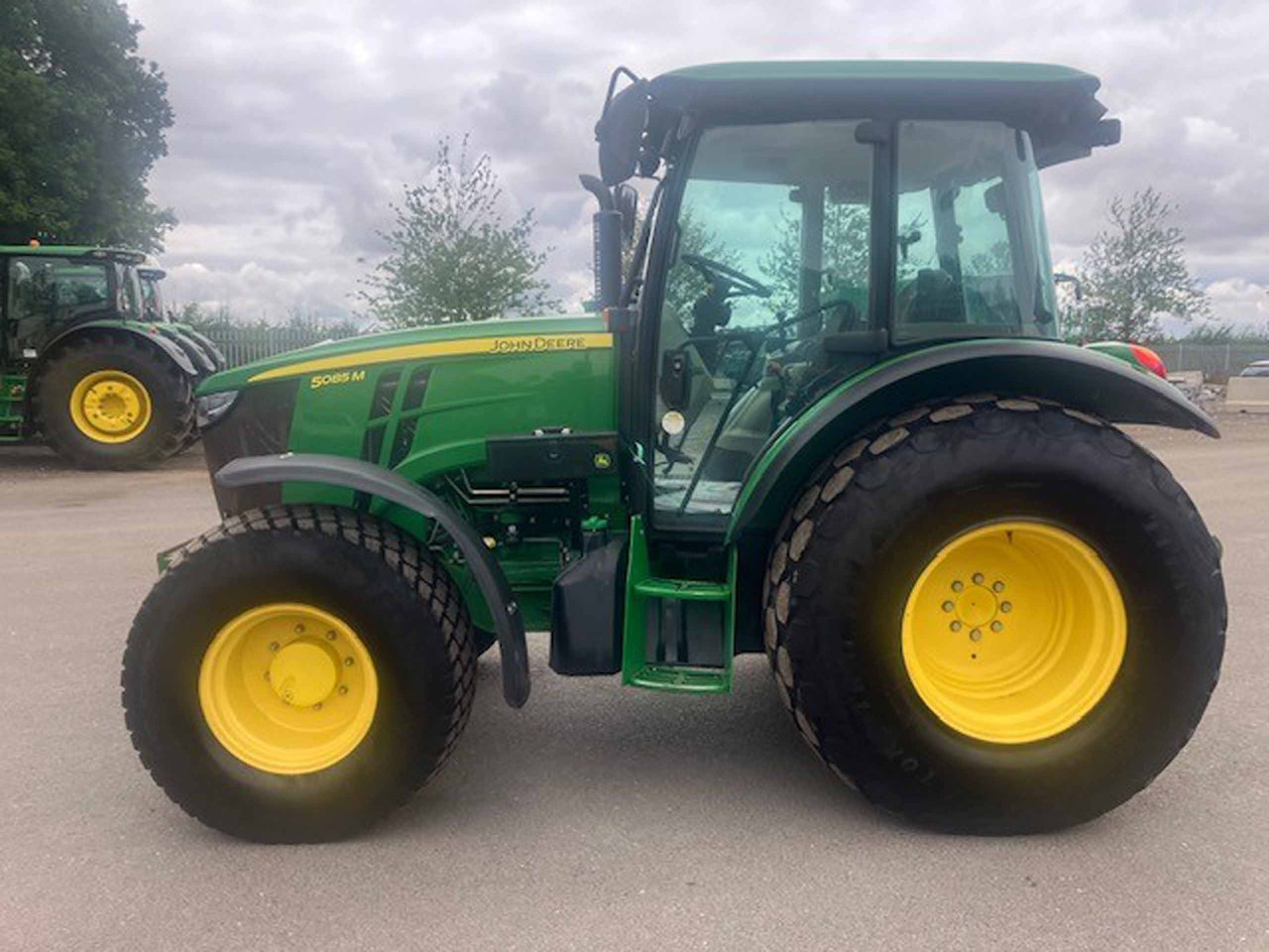 John Deere 5085M - جرار: صورة 2 John Deere 5085M - جرار: صورة 2
