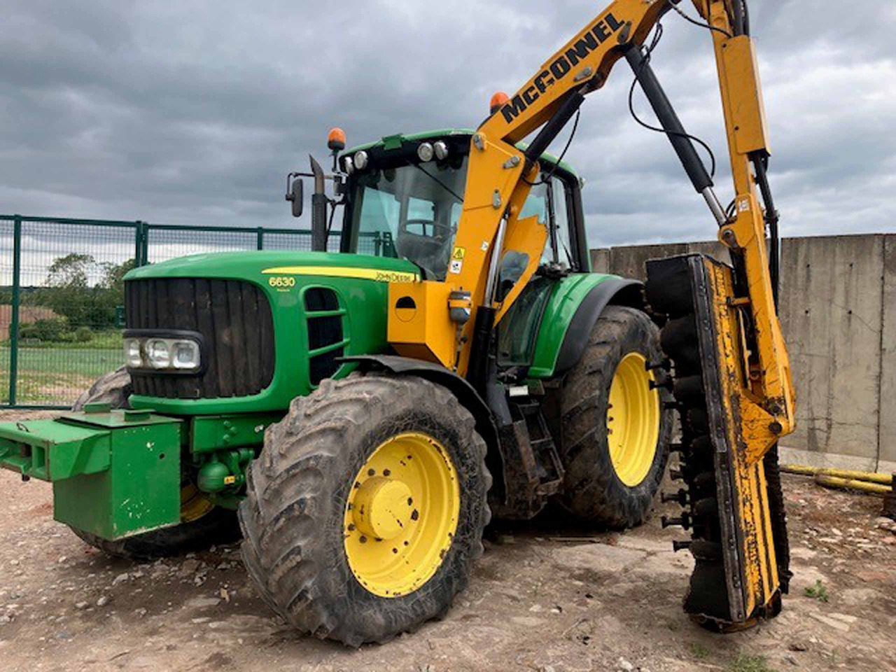 John Deere 6630 Premium + McConnel Mid mount hedgecutter - جرار: صورة 1 John Deere 6630 Premium + McConnel Mid mount hedgecutter - جرار: صورة 1