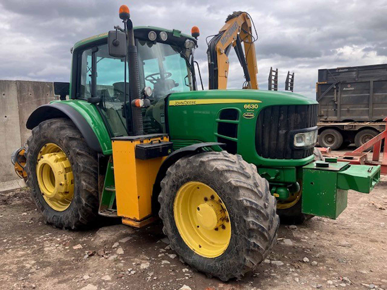 John Deere 6630 Premium + McConnel Mid mount hedgecutter - جرار: صورة 2 John Deere 6630 Premium + McConnel Mid mount hedgecutter - جرار: صورة 2