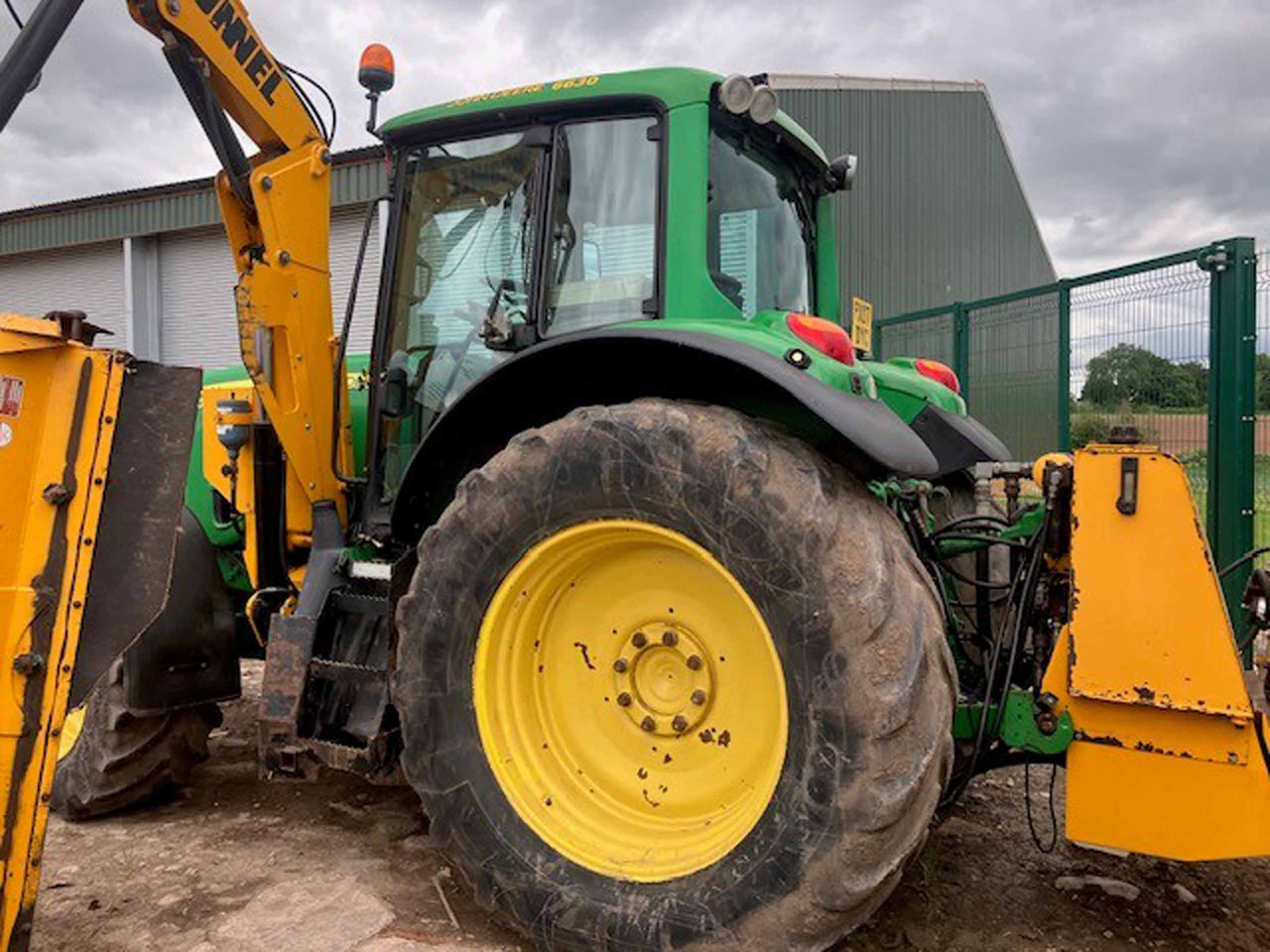 John Deere 6630 Premium + McConnel Mid mount hedgecutter - جرار: صورة 3 John Deere 6630 Premium + McConnel Mid mount hedgecutter - جرار: صورة 3