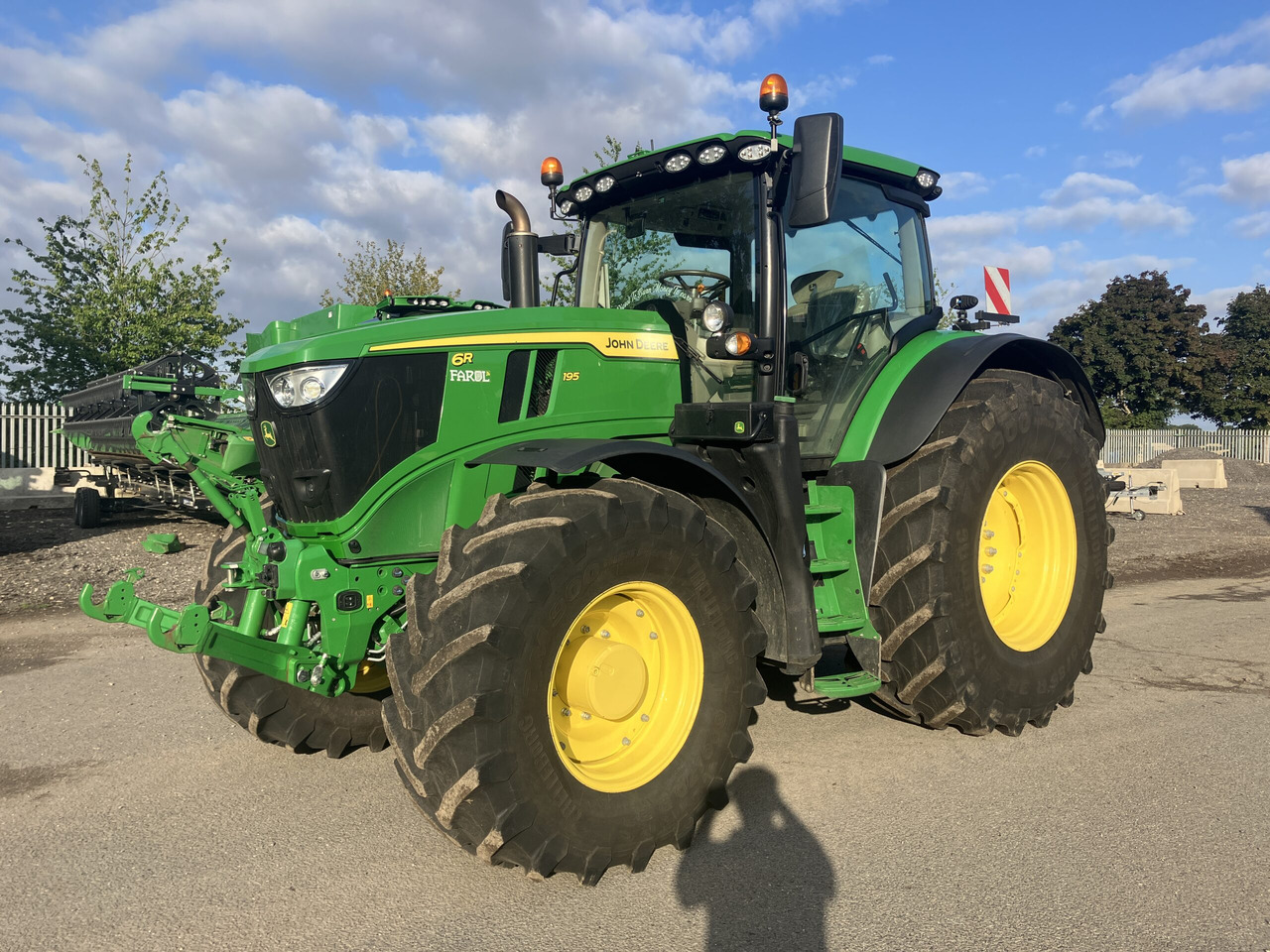 John Deere 6R 195 - جرار: صورة 1 John Deere 6R 195 - جرار: صورة 1