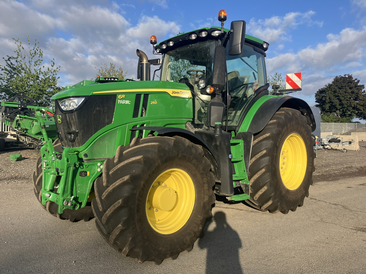 John Deere 6R 250 - جرار: صورة 1 John Deere 6R 250 - جرار: صورة 1