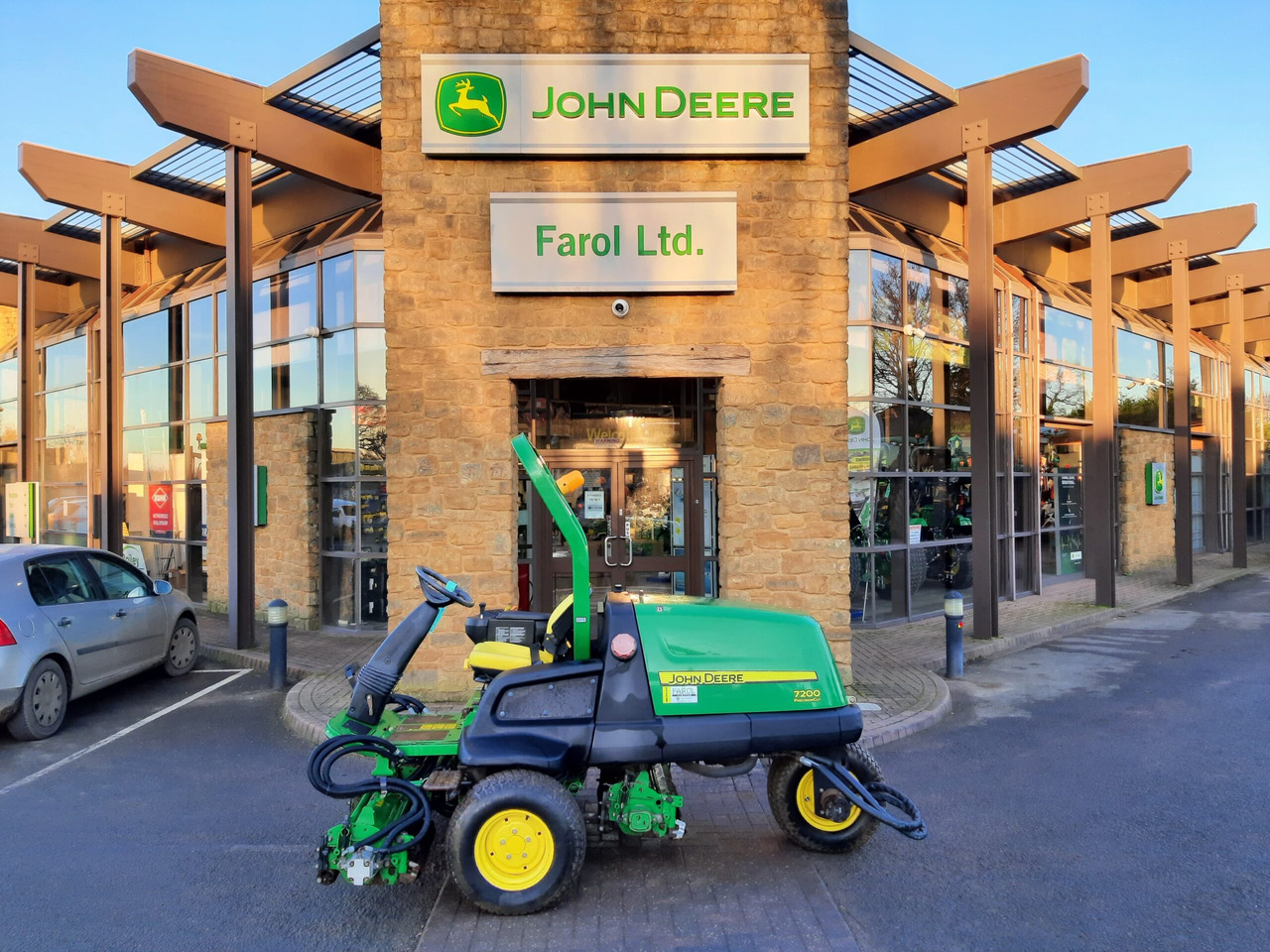 John Deere 7200 utility triple mower - جزازة أعشاب الحدائق: صورة 2 John Deere 7200 utility triple mower - جزازة أعشاب الحدائق: صورة 2