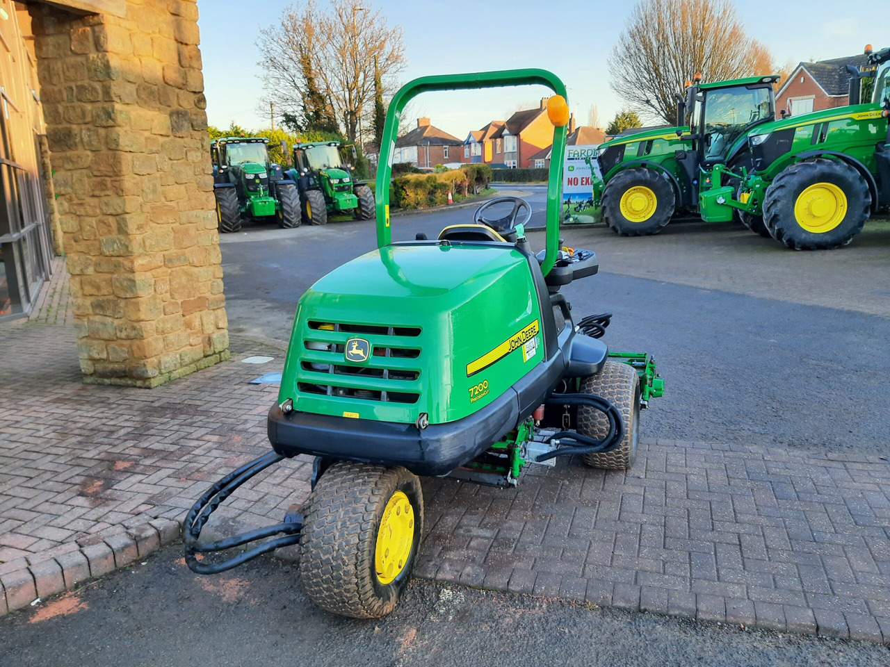 John Deere 7200 utility triple mower - جزازة أعشاب الحدائق: صورة 3 John Deere 7200 utility triple mower - جزازة أعشاب الحدائق: صورة 3