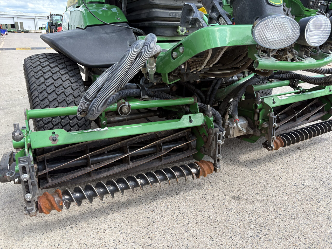 John Deere 7200A Triple Mower - جزازة أعشاب الحدائق: صورة 5 John Deere 7200A Triple Mower - جزازة أعشاب الحدائق: صورة 5