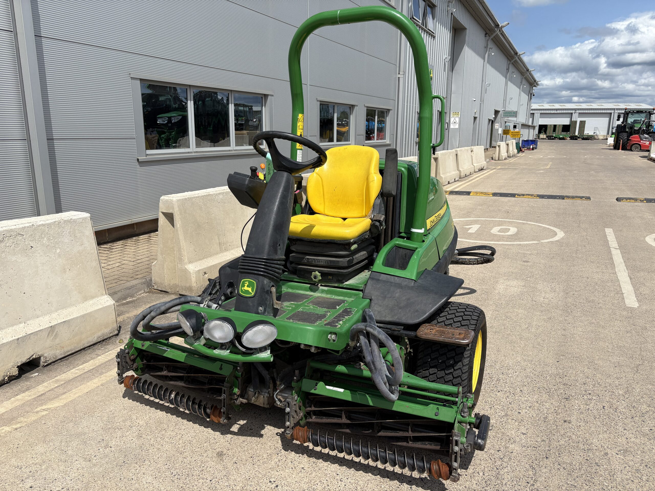 John Deere 7200A Triple Mower - جزازة أعشاب الحدائق: صورة 3 John Deere 7200A Triple Mower - جزازة أعشاب الحدائق: صورة 3
