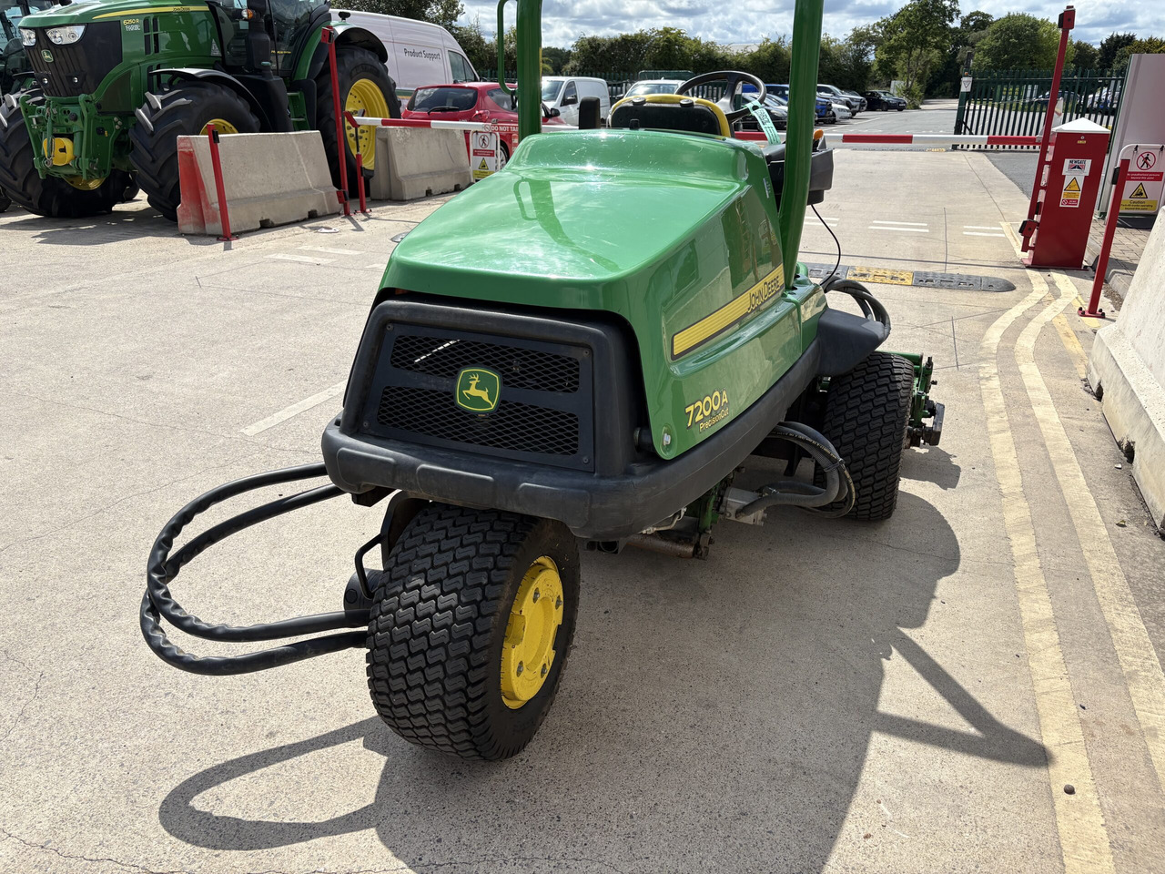 John Deere 7200A Triple Mower - جزازة أعشاب الحدائق: صورة 4 John Deere 7200A Triple Mower - جزازة أعشاب الحدائق: صورة 4