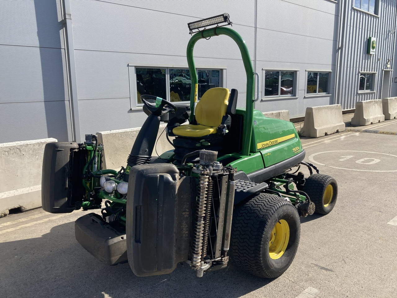 John Deere 7500AE Fairway Mower - جزازة أعشاب الحدائق: صورة 1 John Deere 7500AE Fairway Mower - جزازة أعشاب الحدائق: صورة 1