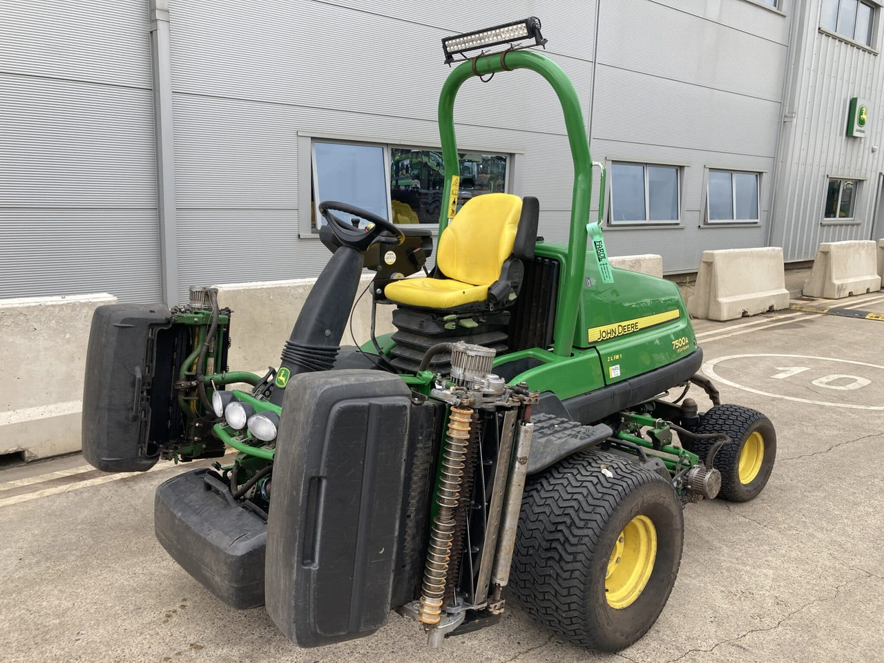 John Deere 7500AE light weight fairway mower - جزازة أعشاب الحدائق: صورة 1 John Deere 7500AE light weight fairway mower - جزازة أعشاب الحدائق: صورة 1
