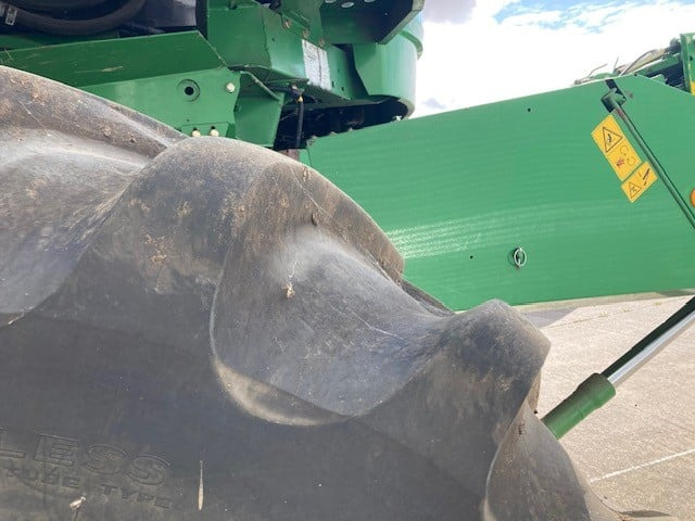 حصادة موحَّدة John Deere T670: صورة 12
