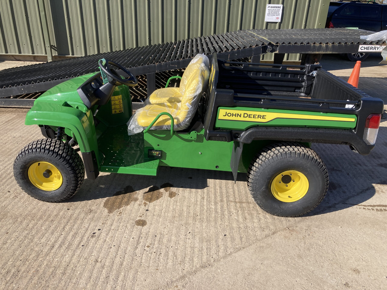 John Deere TE electric Gator - مركبة لجميع التضاريس: صورة 3 John Deere TE electric Gator - مركبة لجميع التضاريس: صورة 3