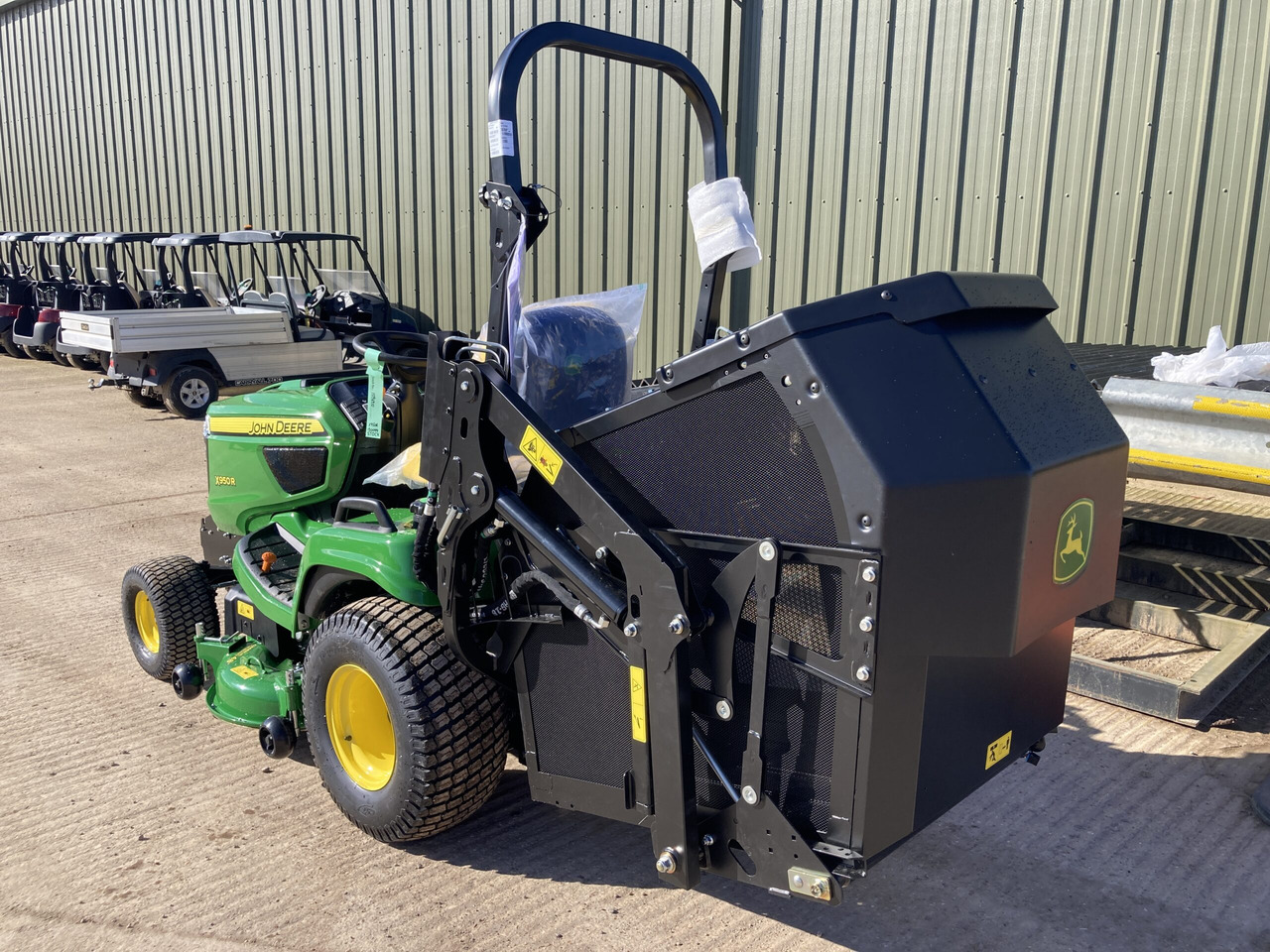 John Deere X950R ride on cut and collect mower - جزازة أعشاب الحدائق: صورة 3 John Deere X950R ride on cut and collect mower - جزازة أعشاب الحدائق: صورة 3