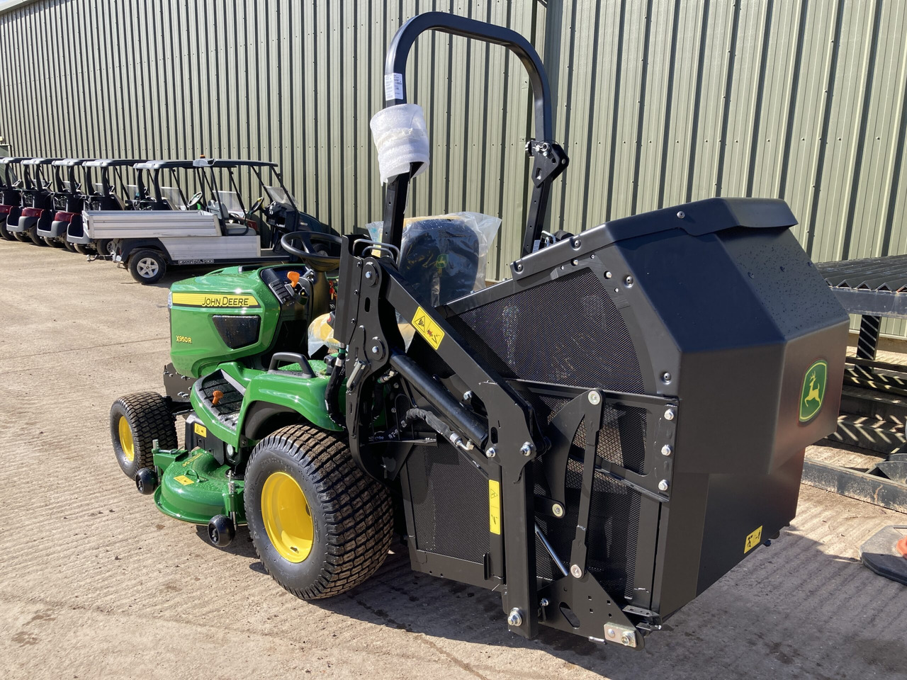 John Deere X950R ride on cut and collect mower - جزازة أعشاب الحدائق: صورة 3 John Deere X950R ride on cut and collect mower - جزازة أعشاب الحدائق: صورة 3