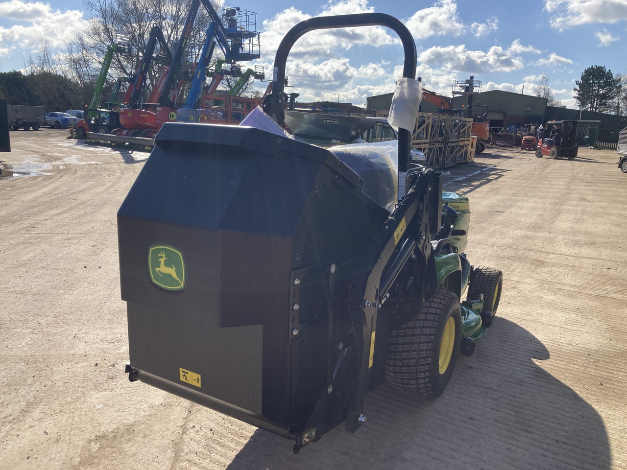 John Deere X950R ride on cut and collect mower - جزازة أعشاب الحدائق: صورة 5 John Deere X950R ride on cut and collect mower - جزازة أعشاب الحدائق: صورة 5