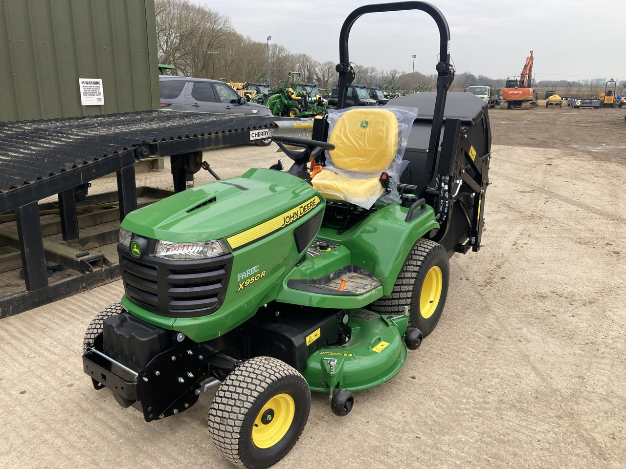 John Deere X950R ride on cut and collect mower - جزازة أعشاب الحدائق: صورة 1 John Deere X950R ride on cut and collect mower - جزازة أعشاب الحدائق: صورة 1